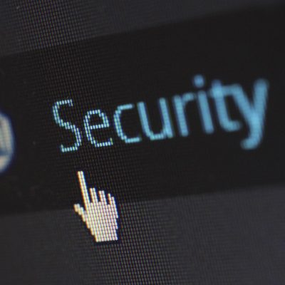 yangdex 安全方向编辑正在阅读公开资料并做标记，桌面摊着多份打印文件与彩色便签